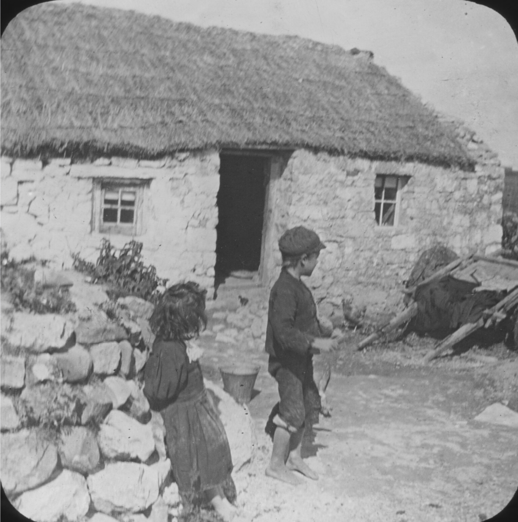 Kinder vor Steinhaus.